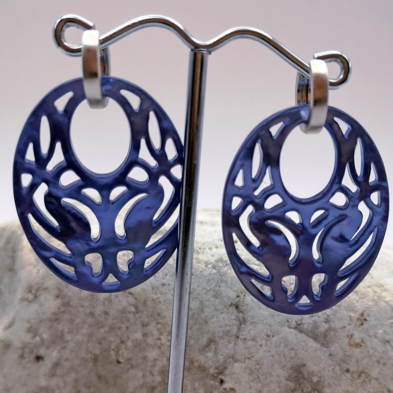 Ohrringe mit Anhänger aus Perlmutt oval in blau, Creolen in Silber rhodiniert, matt