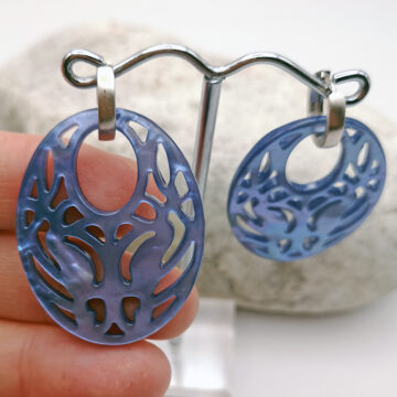 Ohrringe mit Anhänger aus Perlmutt oval in blau, Creolen in Silber rhodiniert, matt