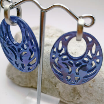 Ohrringe mit Anhänger aus Perlmutt oval in blau, Creolen in Silber rhodiniert, matt