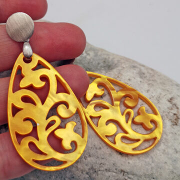 Ohrringe mit Anhänger aus Perlmutt in Tropfenform in orange, Ohrstecker in Silber rhodiniert, matt