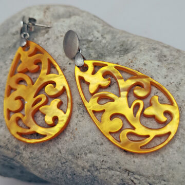 Ohrringe mit Anhänger aus Perlmutt in Tropfenform in orange, Ohrstecker in Silber rhodiniert, matt
