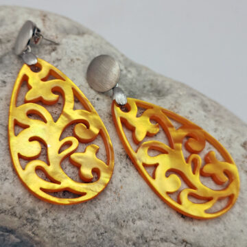 Ohrringe mit Anhänger aus Perlmutt in Tropfenform in orange, Ohrstecker in Silber rhodiniert, matt