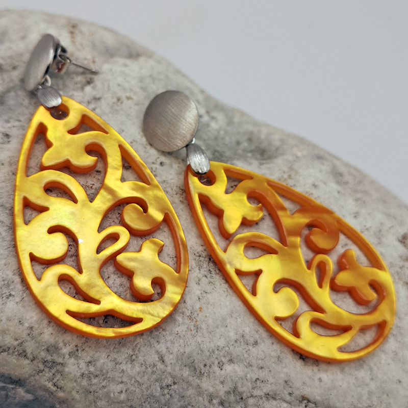 Ohrringe mit Anhänger aus Perlmutt in Tropfenform in orange, Ohrstecker in Silber rhodiniert, matt