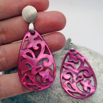 Ohrringe mit Anhänger aus Perlmutt in Tropfenform in rosa, Ohrstecker in Silber rhodiniert, matt