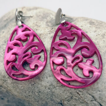 Ohrringe mit Anhänger aus Perlmutt in Tropfenform in rosa, Ohrstecker in Silber rhodiniert, matt