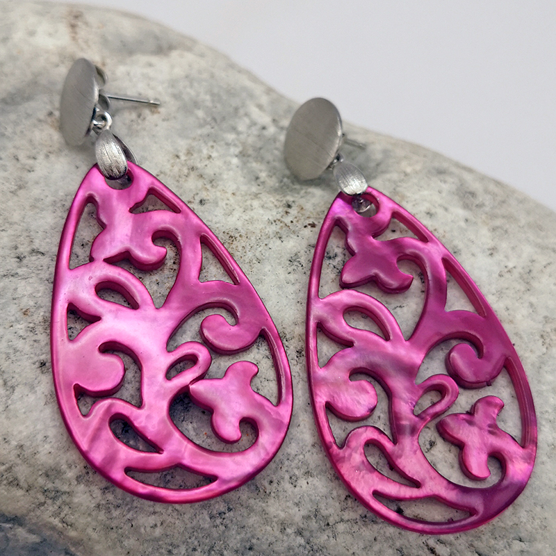 Ohrringe mit Anhänger aus Perlmutt in Tropfenform in rosa, Ohrstecker in Silber rhodiniert, matt