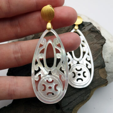 Ohrringe mit Anhänger aus Perlmutt oval in naturweiss, Ohrstecker in Silber rhodiniert, vergoldet