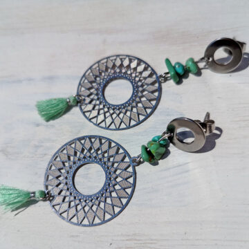 Edelstahl Ohrstecker mit türkis splitter und einem boho anhänger und quasten
