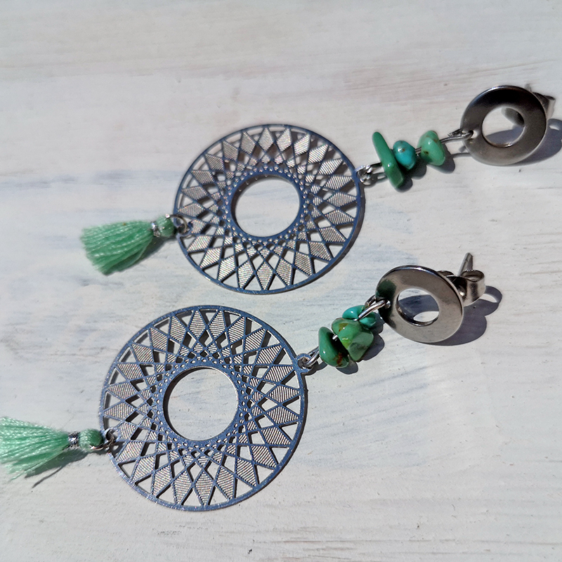 Edelstahl Ohrstecker mit türkis splitter und einem boho anhänger und quasten