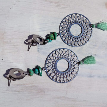 Edelstahl Ohrstecker mit türkis splitter und einem boho anhänger und quasten