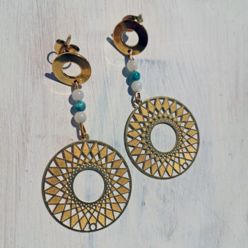 Edelstahl Ohrstecker mit türkis und perlmutt und einem boho anhänger vergoldet