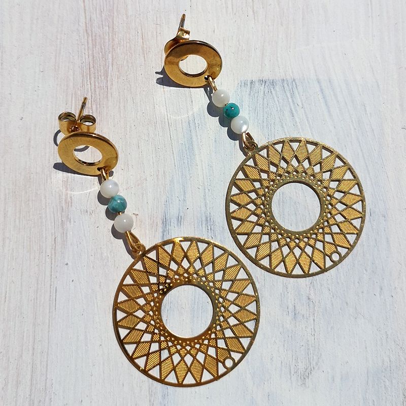 Edelstahl Ohrstecker mit türkis und perlmutt und einem boho anhänger vergoldet