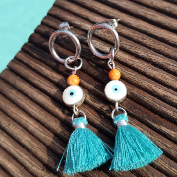 ohrstecker rund aus Edelstahl mit orangenen Achat und einer blauen Auge perle und zum abschluß einer quaste in petrolfarbe