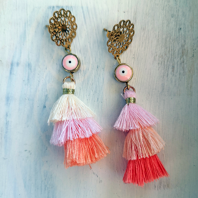 ohrringe mit edelstahl stecker in gold im boho stil mit einer rosa blaues auge perle und einer quaste in rosa orange und lachs