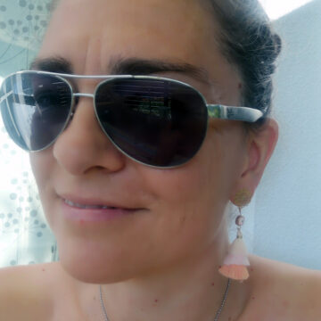 ohrringe mit edelstahl stecker in gold im boho stil mit einer rosa blaues auge perle und einer quaste in rosa orange und lachs