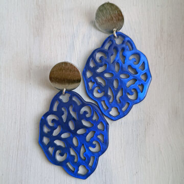 Ohrringe mit Anhänger aus Perlmutt Ornament azurblau, Ohrstecker Edelstahl