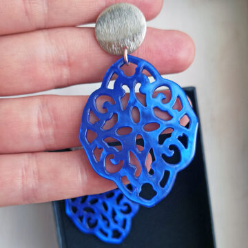 Ohrringe mit Anhänger aus Perlmutt Ornament azurblau, Ohrstecker Edelstahl